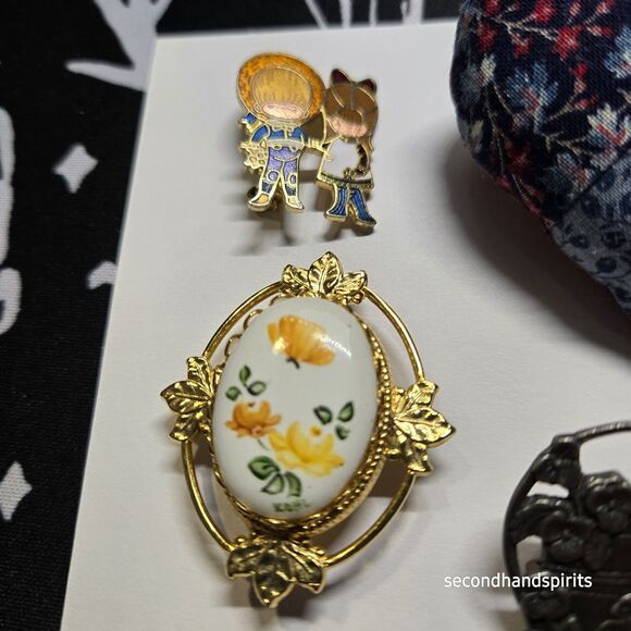 Lot of 18 Vintage Brooches Tac Pins Wide Variety Plastic Metal Wood Patriotic - Picture 8 of 14